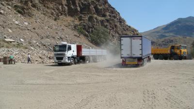 trailers entrando y saliendo de la cantera