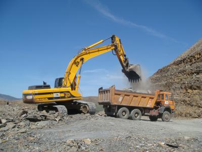 maqina descargando la piedra del camion